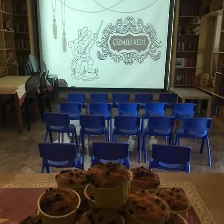 בית הארחה Sihirli Kitap Kahve Konuk Evi אורלה