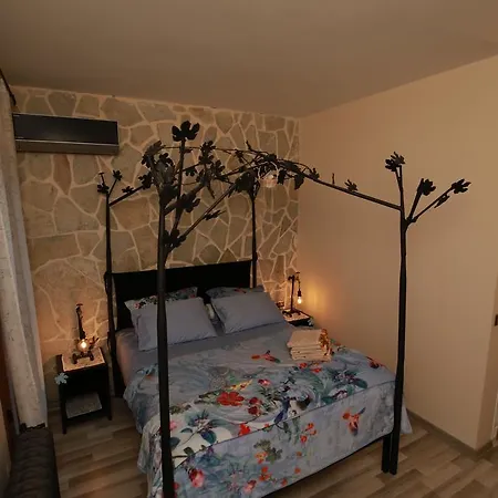 Sihirli Kitap Kahve Konuk Evi אורלה
